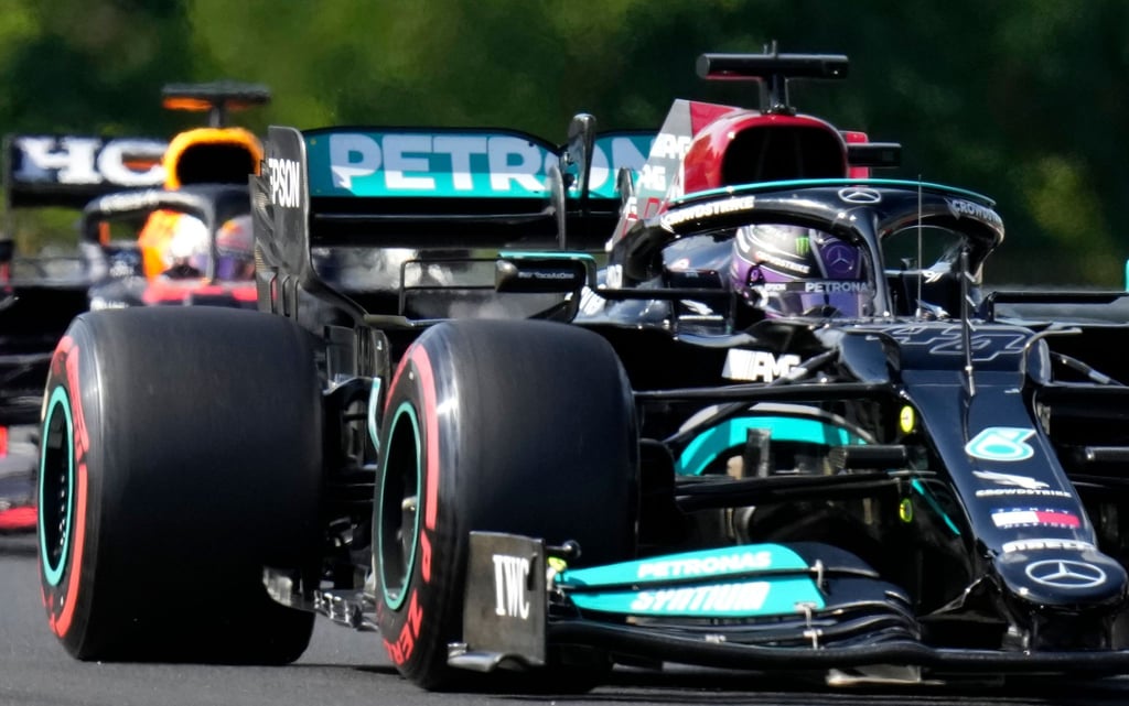 Lewis Hamilton (vorne) startet in Ungarn von der Pole, Max Verstappen von Platz drei.