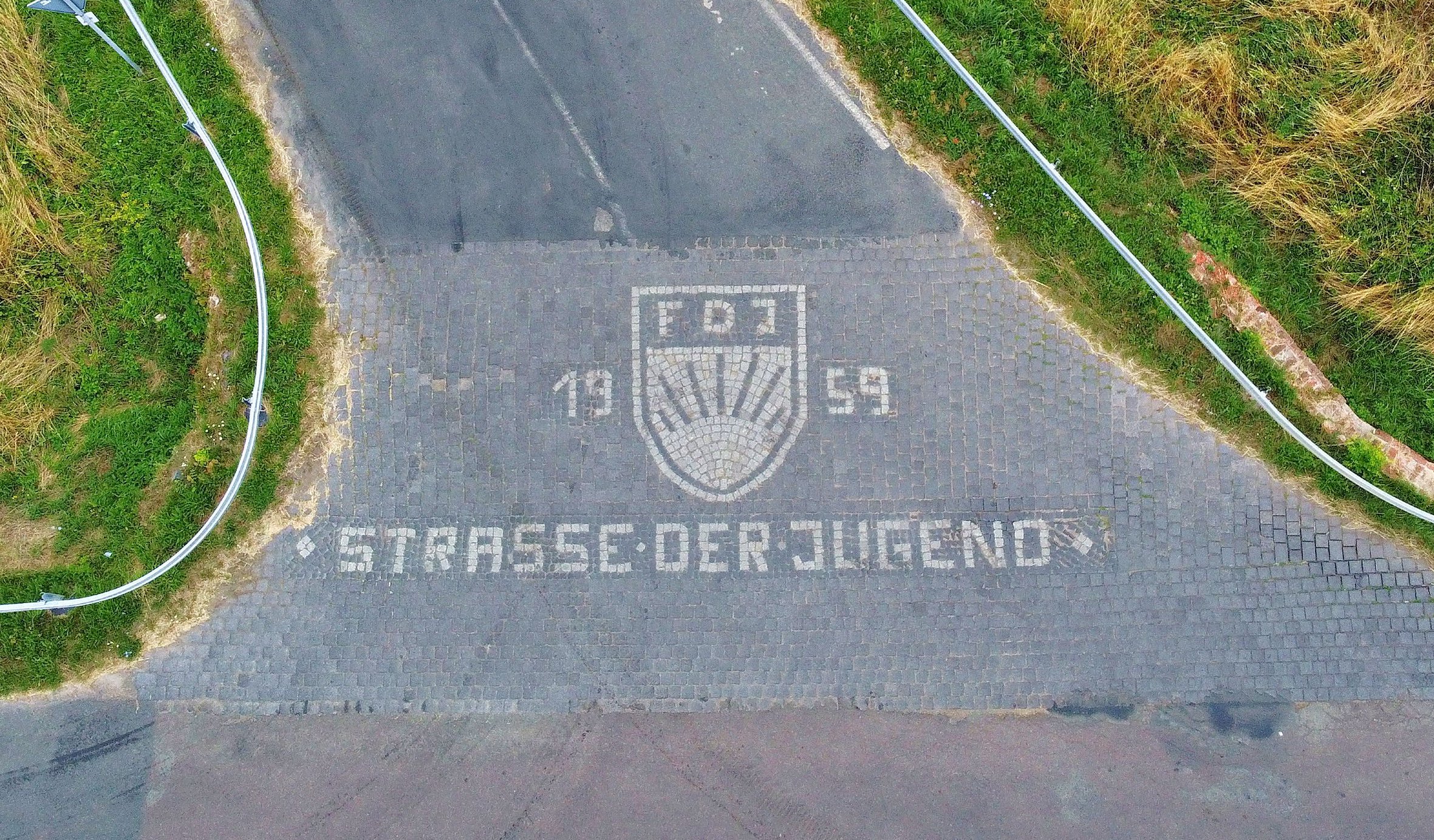 Das Pflasterbild, das an der Einmündug der K 1453 auf die K 1020 an die Melioration der Wische vor über 60 Jahren erinnert und unter Denkmalschutz steht, soll bei der Straßensanierung erhalten bleiben, muss aber aus Platzgründen etwas angepasst werden.