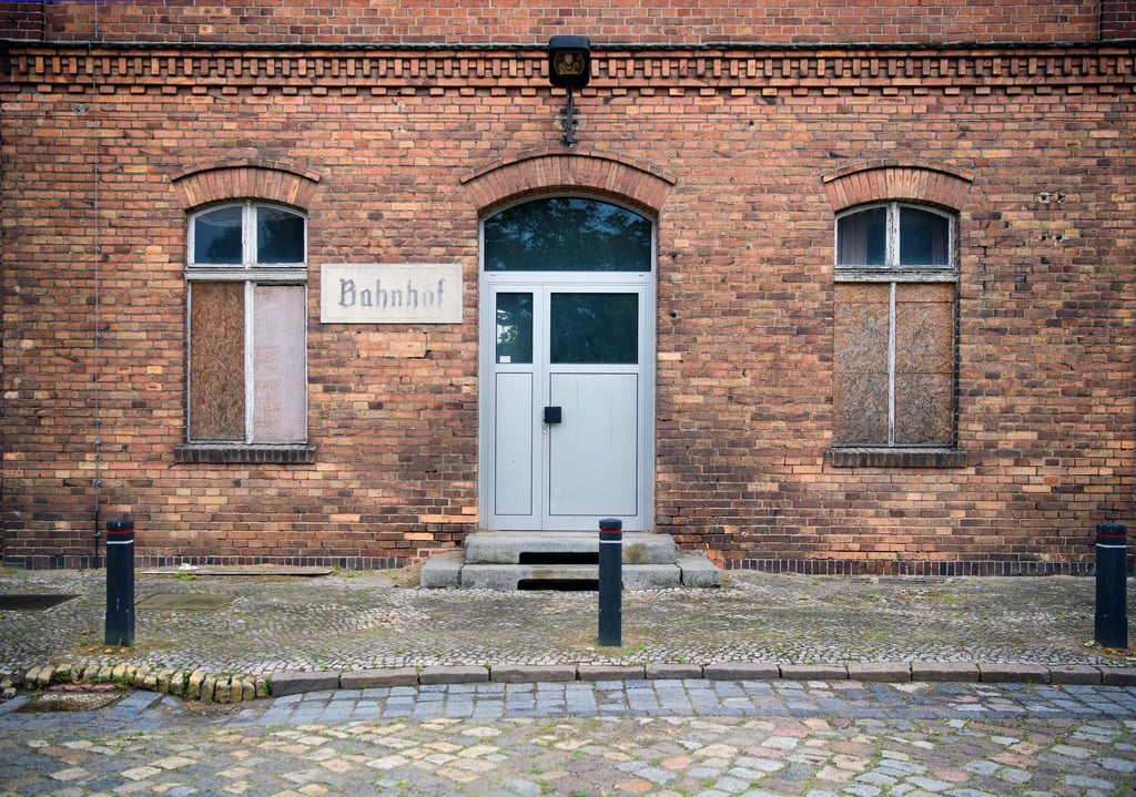 Das verlassene Bahnhofsgebäude an der Strecke Dresden - Berlin. Der sanierungsbedürftige Klinkerbau wurde im April 2019 während einer Auktion verkauft.