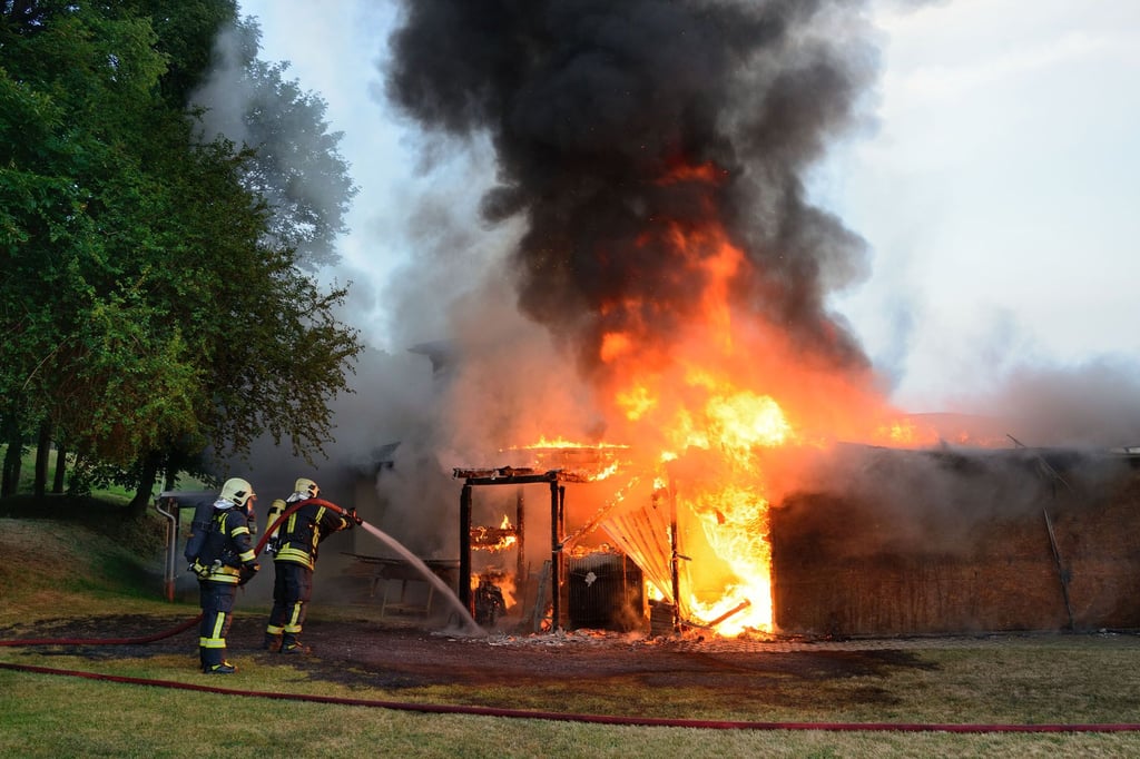 Meterhoch schlugen die Flammen aus dem Gebäude.