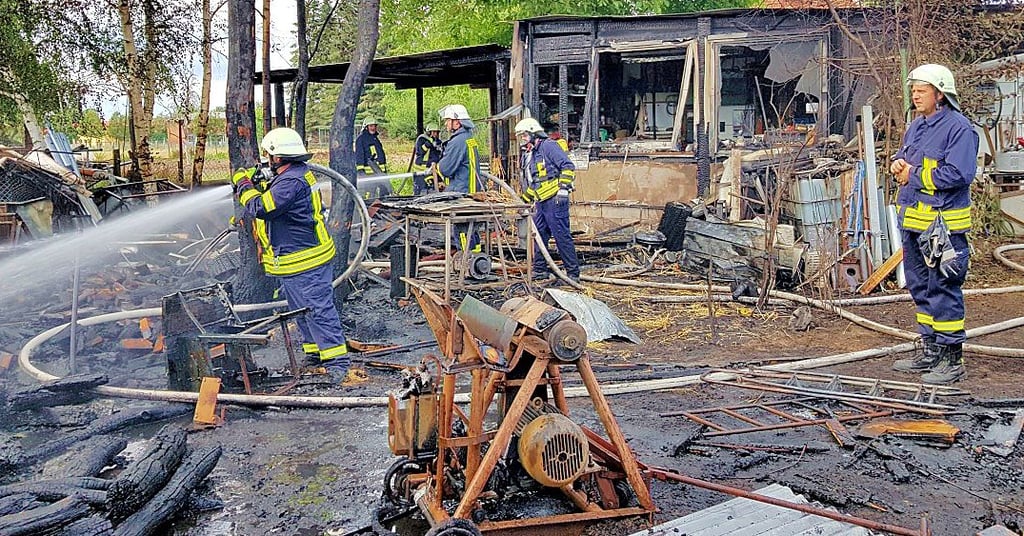 Mehrere Holzstapel, Schuppen und eine Werkstatt brannten in Deetz. Betroffen waren insgesamt drei Grundstücke.