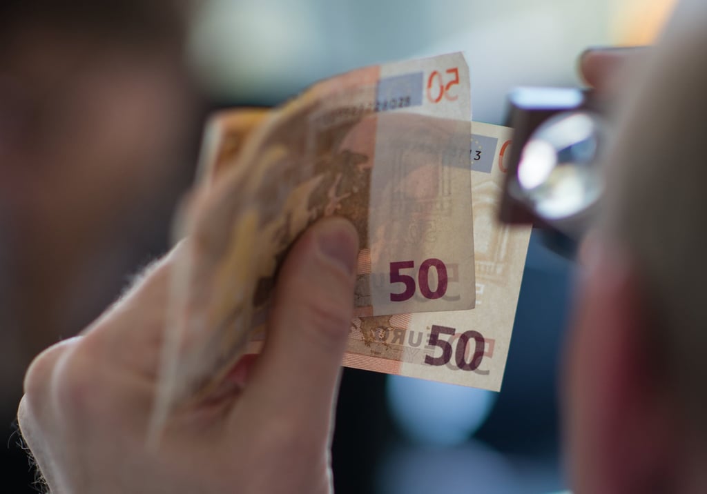 Fünfzig- und Zwanzig-Euro-Scheine werden am häufigsten gefälscht. Das bestätigt auch die Salzlandsparkasse.