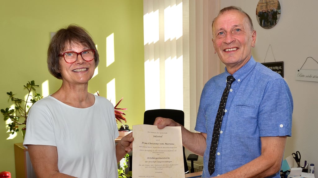 Christine von Mertens erhält im Rathaus der Gemeinde in Osterweddingen von Bürgermeister Jörg Methner die Ernennungsurkunde zur Ehrenbeamtin.