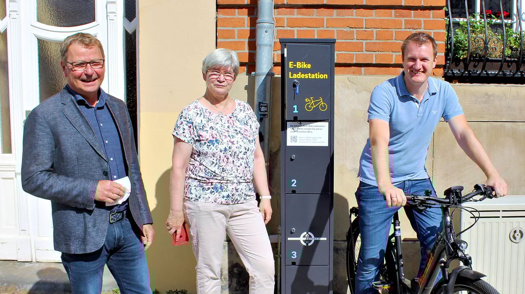 Jürgen Pyrdok (von links), Regine Schönberg und Carsten Birkholz nahmen die Ladestation für E-Bikes in Tangermünde in Betrieb.