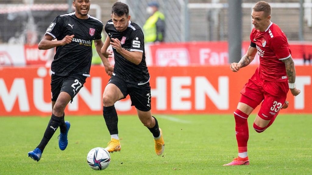Halles Julian Derstroff entwischt den Münchner Gegenspielern.