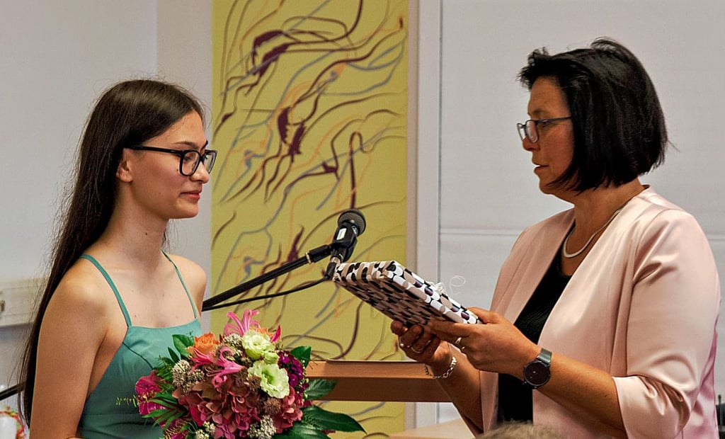 Maggi Nowoczin war in diesem Jahr die beste unter den Absolventen der Puschkin-Sekundarschule. Leiterin Astrid Libke (r.) gratuliert.