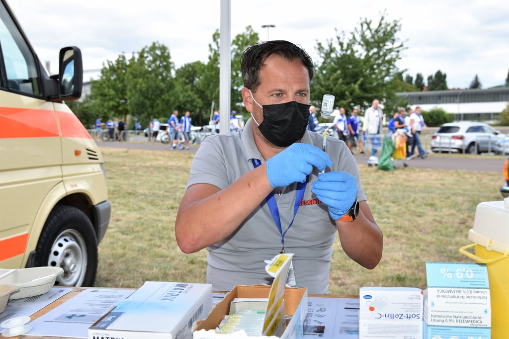 Notfallsanitäter Marek Pecher von der Johanniter-Unfallhilfe bereitet die Spritzen mit dem Impfstoff vor.