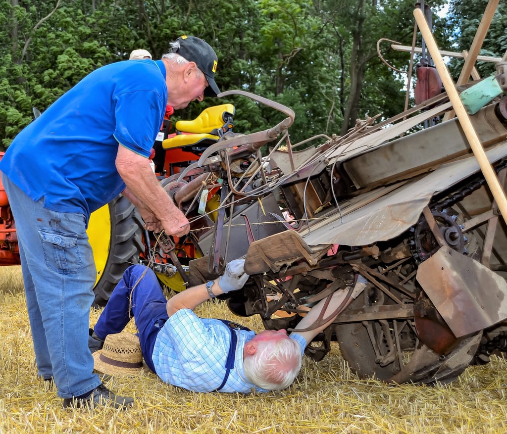 Siegfried Drebenstedt und Hans-Georg Arnold machen den Mähbinder einsatzbereit,