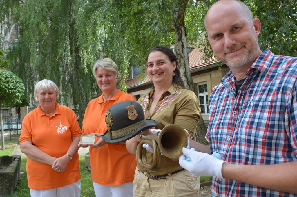 Museologe André Pohl hält das Posthorn, Museumsdirektorin Dr. Antje Gornig den Postillonhut. Beides leiht das Städtische Museum Halberstadt an den Heimatverein Schwanbeck aus, beide Stücke stammen ursprünglich aus dem Ende der 1960er Jahre zu DDR-Zeiten enteigneten Heimatmuseum Schwanebeck. Martina Kosinski und Angelika Arnoldt (links) vom Heimatverein Schwanebck planen eine Sonderausstellung zur Postgeschichte, der letzte Postillon des Städtchens war Kosinskis Ururgroßvater Karl Schulze.