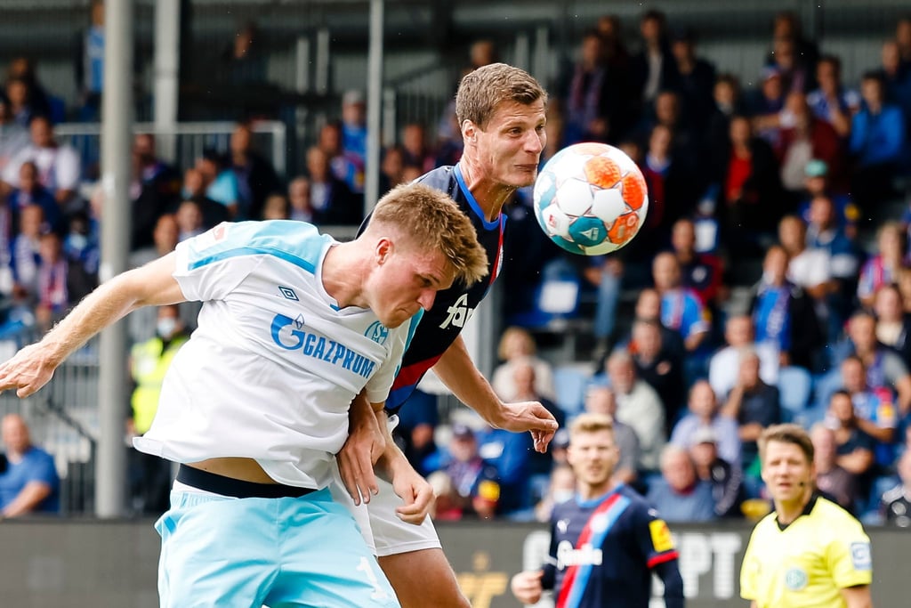 Schalkes Marius Bülter (l) und Kiels Patrick Erras kämpfen um den Ball.