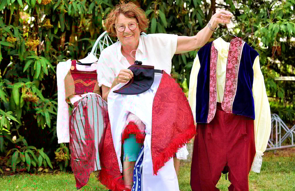 Eva Wybrands hier mit Kostümen für Schüler, die das Magdeburger Recht mit ihren Projekten schon in europäische Städte trugen. Für einen großen Umzug durch die Stadt Magdeburg am 20. September werden noch viele Kostüme benötigt. Von links: ein Mädchenkostüm aus der Ukraine, ein Mädchenkostüm aus Magdeburg sowie ein Jungenkostüm aus Magdeburg. Hergestellt wurden die Magdeburger Kostüme in der Schneiderei der JVA Burg. Das ukrainische Kostüm wurde von einer Berliner Kostümbildfirma geschneidert.