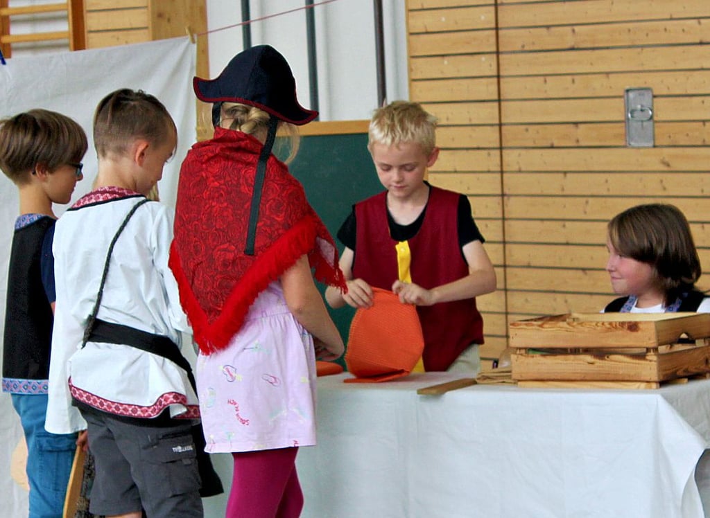 Zeitreise: Kinder der Grundschule Lindenhof präsentierten vor Vertretern der Stadtverwaltung und des Stadtrats ihr Theaterstück ?Der Schöffenspruch". Es war die erste Präsentation der Ergebnisse zum diesjährigen Projekt ?Magdeburger Recht".