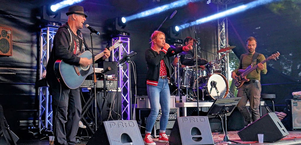 Die Band „Luxusrausch“ sorgte im Osterburger Biesebad für Stimmung.