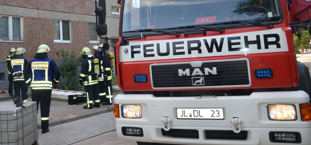 Die Genthiner Feuerwehrleute war bei dem Bodenlauffeuer in der Rathenower Heerstraße das 66. Mal in diesem Jahr im Einsatz.