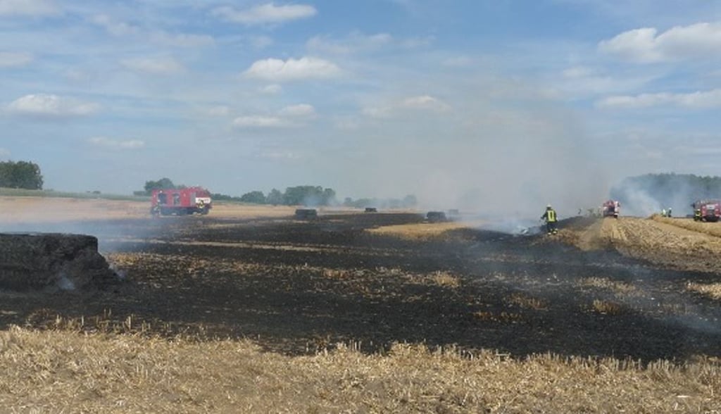 Erst brannte die Maschine, dann der Stoppelacker. Viel Arbeit für die Feuerwehren bei Siedenlangenbeck.