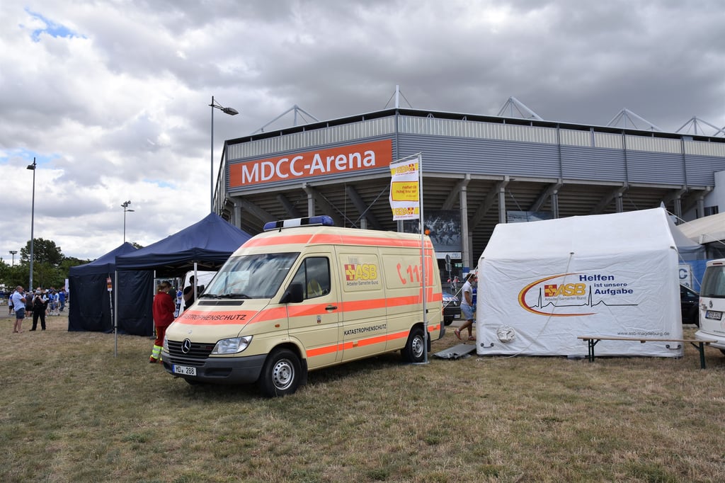 Vor dem Haupteingang West der MDCC-Arena war eine mobile-Impfstation aufgebaut worden.