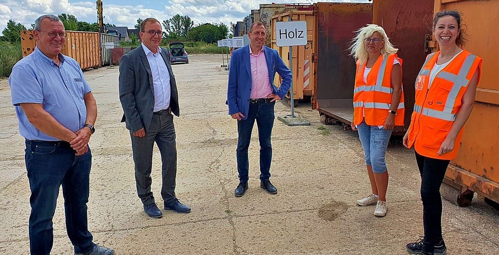 Betriebsleiter Ralf Felgenträger (v. li.), Landrat Markus Bauer und Staßfurts Oberbürgermeister Sven Wagner im Gespräch mit Mitarbeiterinnen des Kreiswirtschaftsbetriebs.