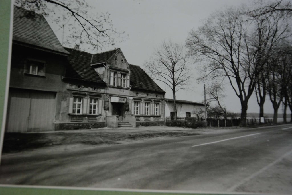 Die Gaststätte an der Bundesstraße 1 gegenüber des Abzweiges nach Wiechenberg auf dem historischen Foto.