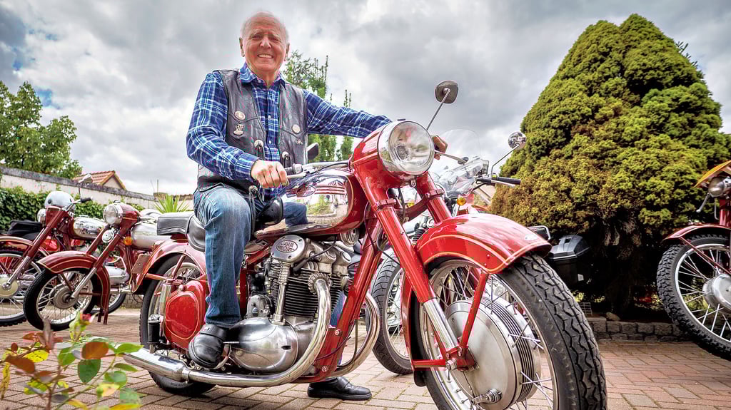 Die Jawa 500 OHC ist Georg „Schorsch“ Kottkes Lieblingsstück. Von ihr wurden lediglich 2000 Stück produziert. Er besitzt eine aus dem Jahr 1959. Liebevoll restauriert sieht sie nahezu fabrikneu aus.