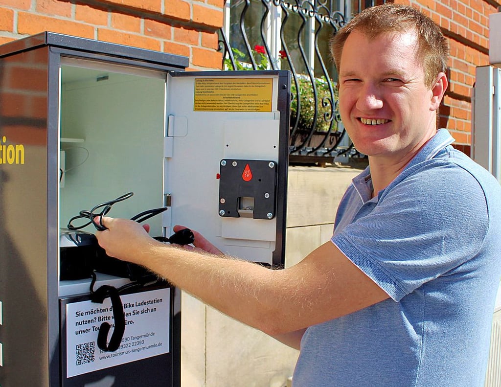 Carsten Birkholz demonstriert die einfache Handhabung der Ladestation für E-Bikes in Tangermünde.