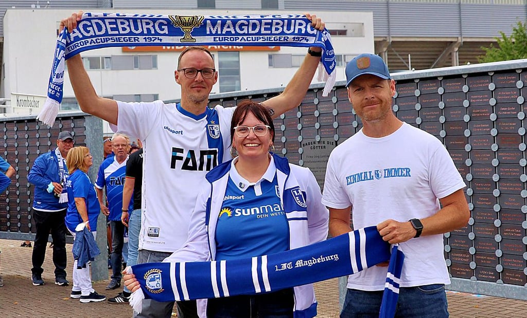 Durften natürlich auch beim ersten Heimspiel am Sonnabend im Stadion Magdeburg nicht fehlen: die Phrasenschweinpaten Nico Kamphausen und Kerstin Kinszorra sowie Podcaster Alexander Schnarr.