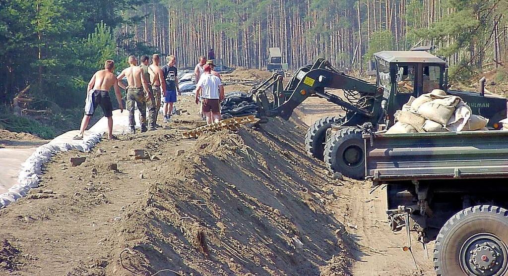 Beim Elbehochwasser 2002 errichteten Bundeswehrsoldaten den bis dahin feheldnen Deichabschnitt am Treuel.