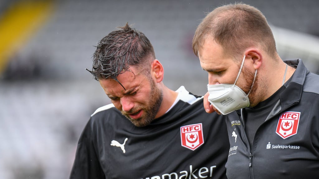 Mit schmerzverzerrtem Gesicht musste Halles Niklas Kreuzer gegen Türkgücü München ausgewechselt werden.