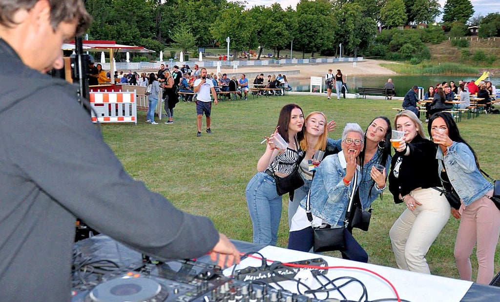 Es dauert nicht lange, nachdem DJ Stereo Vibez als erster auflegt und die ersten Fans feiern seinen House-Sound. Für ?Mittelalter"-Gäste ein etwas gewöhnungsbedürftiges Genre, aber der Abstand zwischen Boxen und Sitzmöglichkeiten ist groß genug.