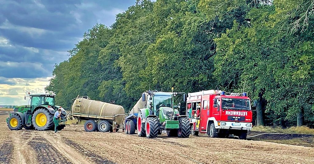 Wie hier zwischen Deetz und Rosian waren auch in Kerchau die Landwirte den Kameraden mit schwerer Technik zu Hilfe geeilt.