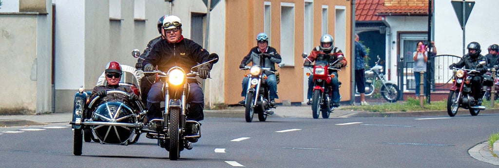 Die Jawa-Freunde Magdeburg unternahmen mit ihrem „Jawa-Doktor“ Georg Kottke am Sonnabend eine knapp anderthalbstündige Geburtstags−
ausfahrt. „Schorsch“ Kottke machte es sich dabei im Beiwagen einer BK 350 bequem.