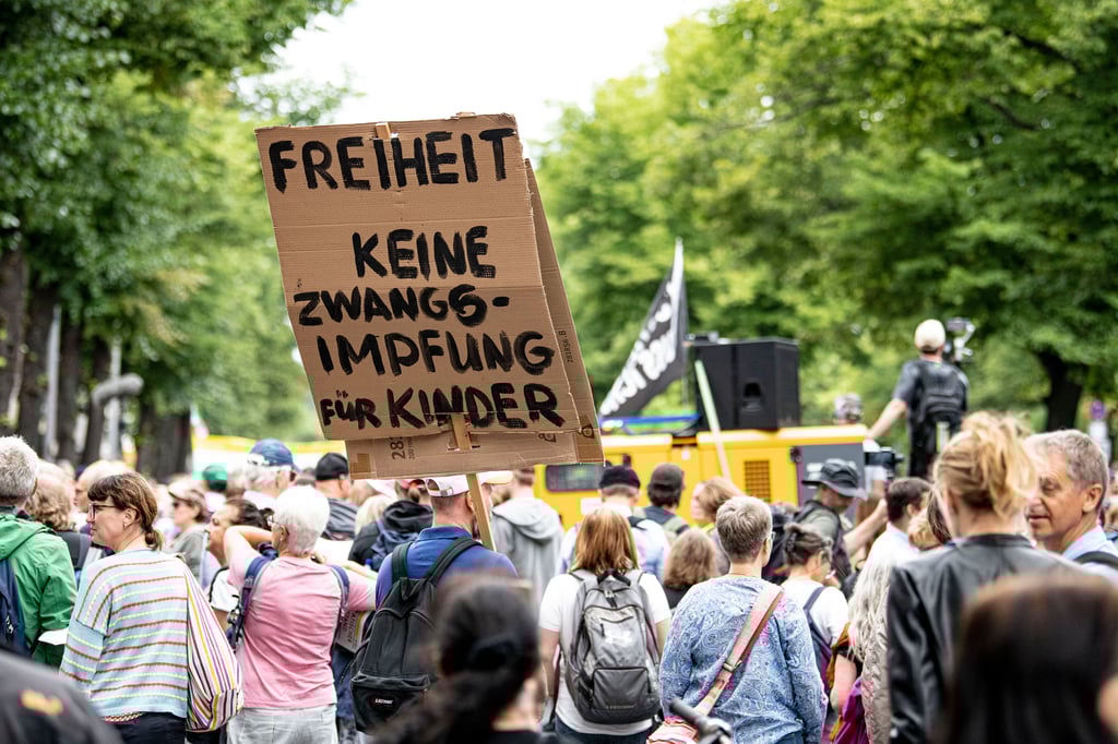Trotz des Verbotes mehrerer Versammlungen sind hunderte sogeannte "Querdenker" in Berlin unterwegs.