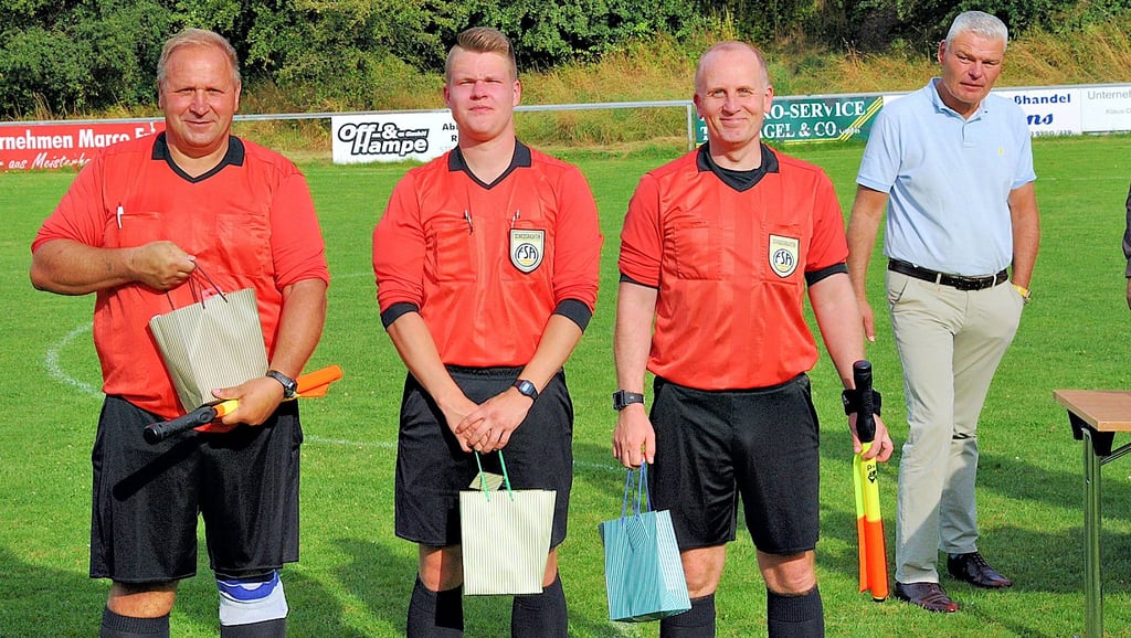 Hannes Westphal (Mitte) pfiff am Sonntag das Finale um den Sommerpokal. Ihm wurde assistiert von Christian Braun und Andreas Albrecht.