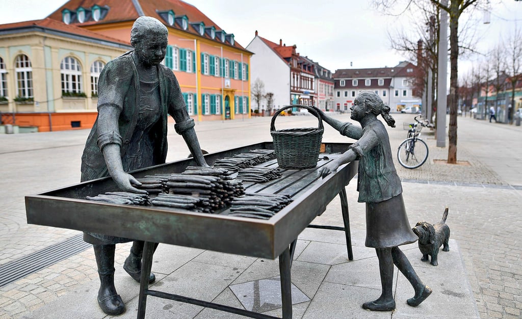 Im baden-württembergischen Schwetzingen gibt es bereits ein Denkmal, wie es die Osterburger planen. Es trägt den Namen ?Spargelfrau? und steht vor dem Haupteingang des Schlosses.