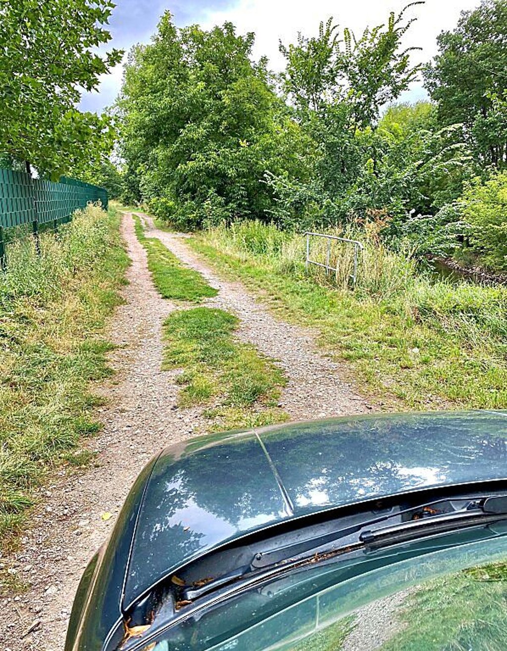 Könnten auf dem Weg zur Brücke hinter dem Schwimmbad Poller helfen?