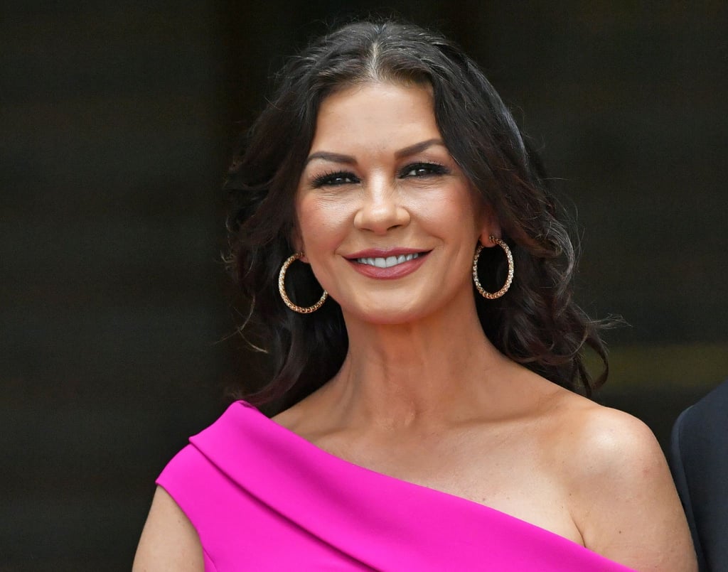 Catherine Zeta-Jones spielt die Rolle der Morticia Addams.