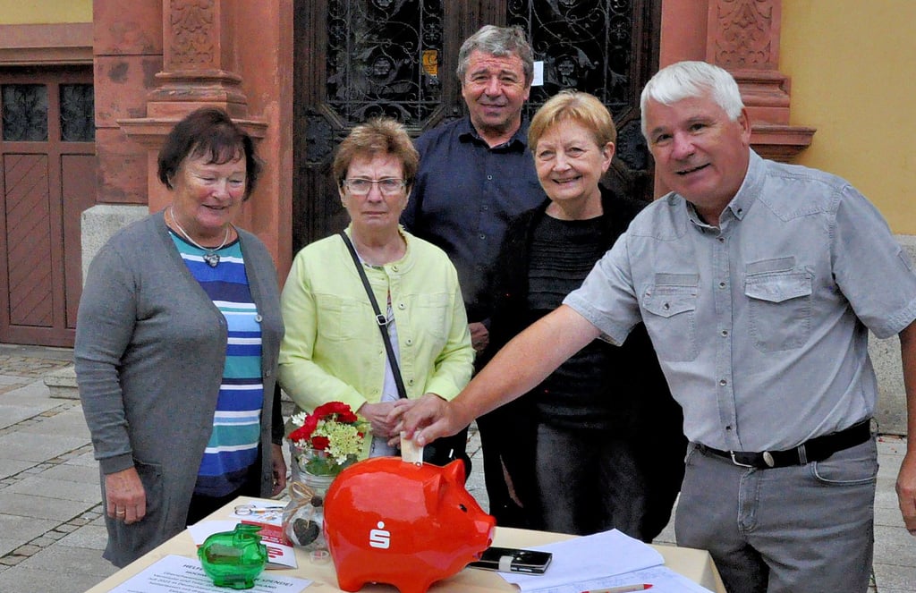 Ausschusschefn Marlies Hildebrandt, Edita Hofgmeister, Reinhard Köpke, Karin Rehder und Bürgermeister Reinhard Luckner (von links) sammelten Spenden vor dem Rathaus.