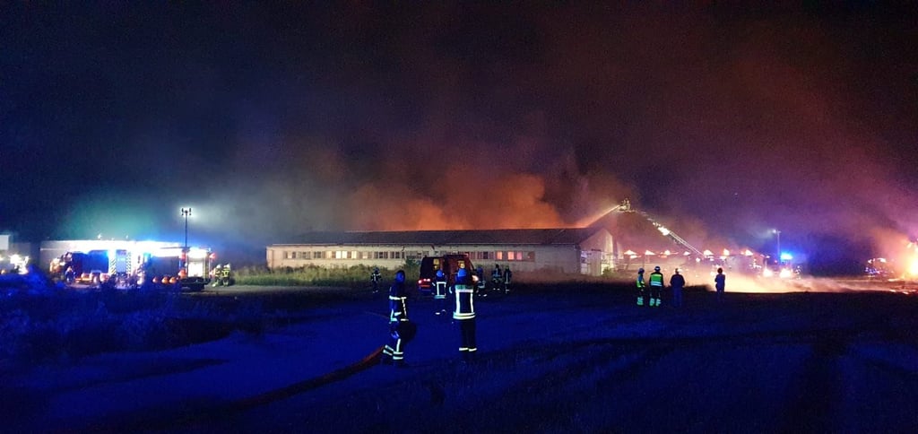 Die beiden brennenden Lagerhallen würden ungefähr 30 Meter auseinander stehen, so Einsatzleiter Peter Quelenfeld.