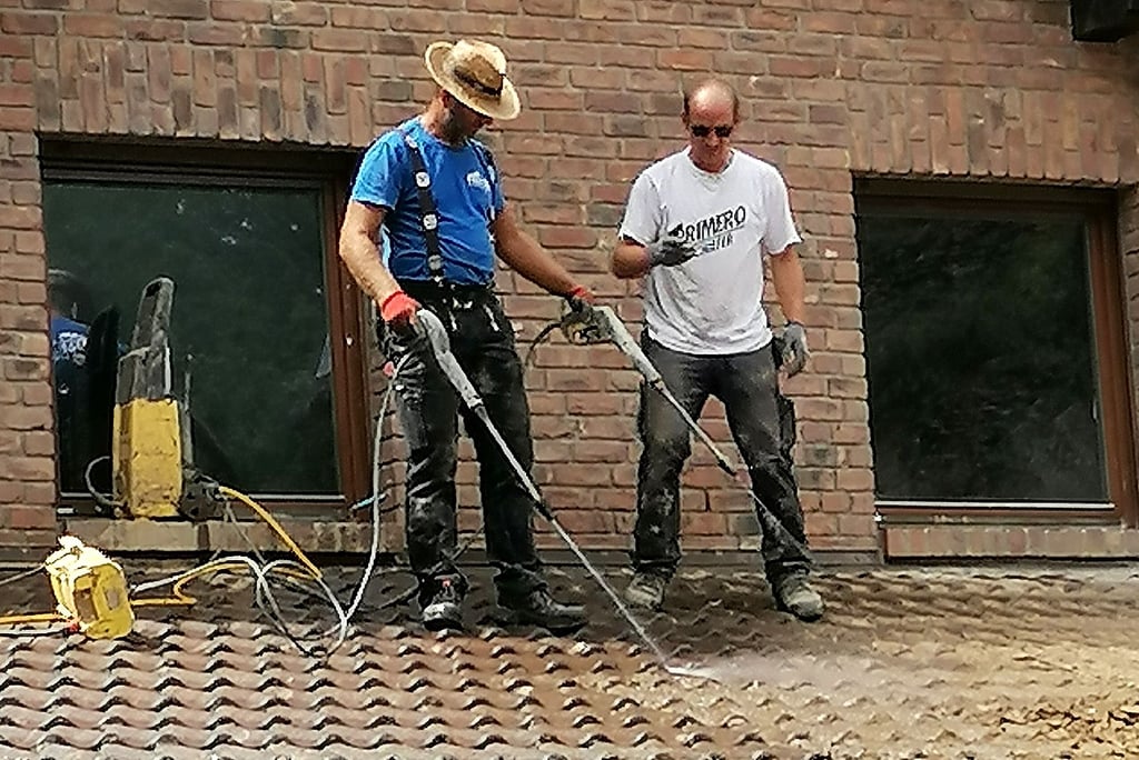 Die Dachdecker aus Welsleben befreiten nach der Flut in Dernau eine Dachfläche und Dachrinne vom Schlamm, um den Wasserablauf wieder zu gewährleisten.