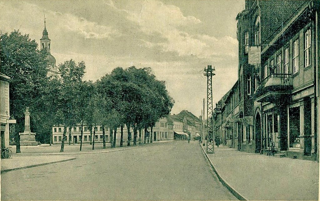 Die heutige Brandenburger Straße in Genthin in einer historischen Ansicht von 1929.