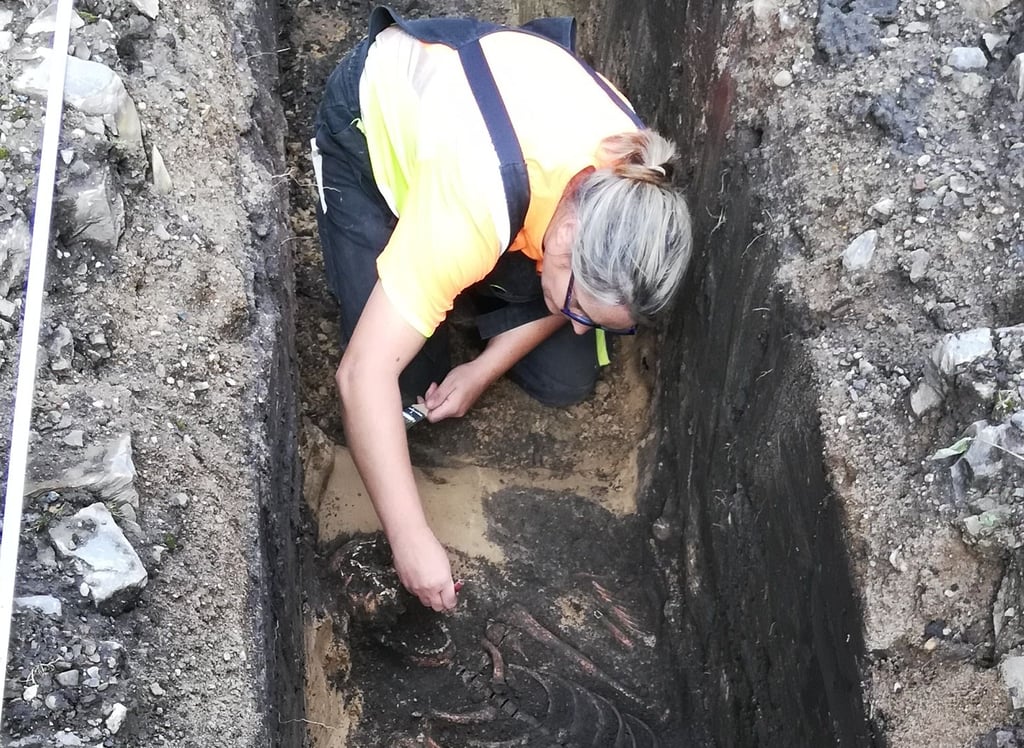 Archäologin Anke Herrmann legt fachkundig ein Skelett in Dreileben frei.