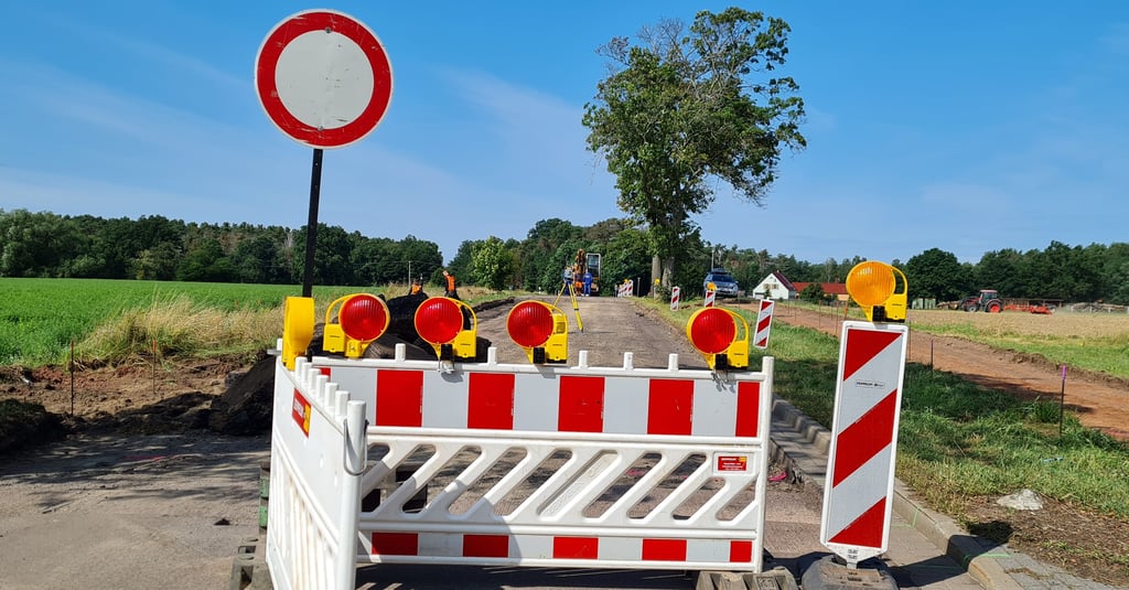 Der westliche Ortsausgang Schopsdorfs in Richtung Magdeburgerforth ist eine Großbaustelle. Hier wird eine Verkehrsinsel gebaut.