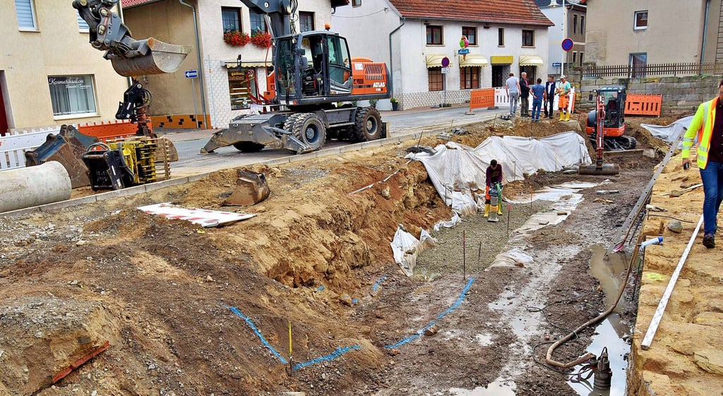 In Bad Bibra wird kräftig gebaggert und gebuddelt: Das linke Ufer des Biberbaches soll durch Gabionen mit Sitzmöglichkeiten gesichert werden, Treppen ermöglichen den Zugang zum Gewässer. Die blaue Linie zeigt den Verlauf der neuen Uferbefestigung.