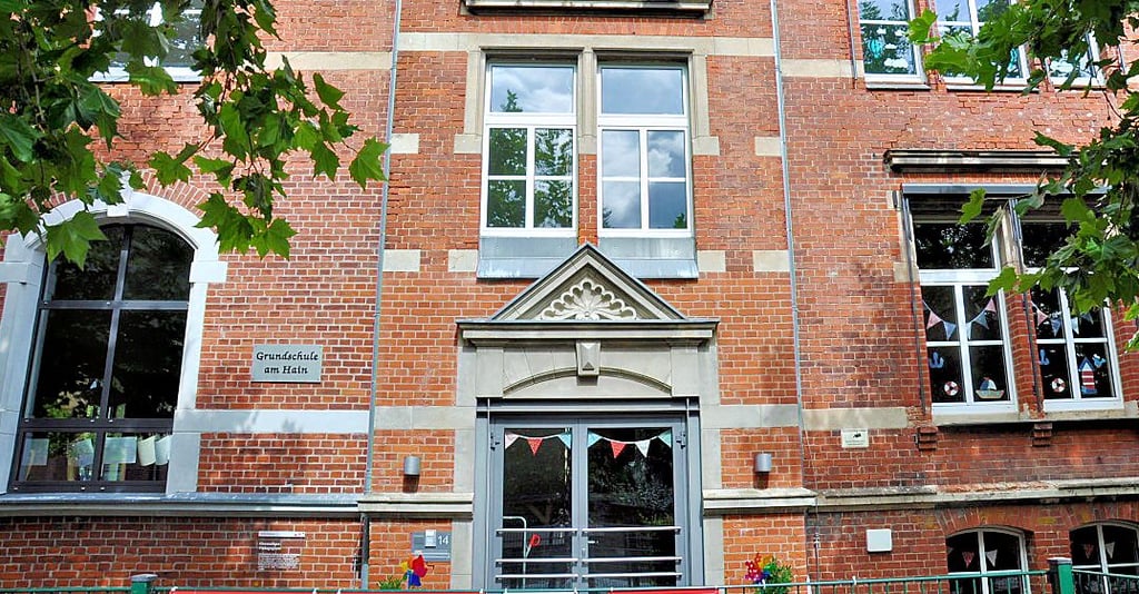 Der Altbau der Grundschule am Hain in Osterburg wird im Herbst zur Baustelle. Die Fassade soll saniert werden.