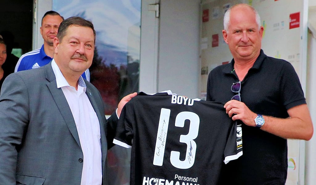 Zum Pokalspiel zwischen Riestedt und dem HFC übergab HFC-Präsident Jens Rauschenbach ein Trikot an VfB-Präsident Torsten Schweiger (links). Das signierte Drittliga-Trikot und die Genesungswünsche sind für Marcus Rauer.