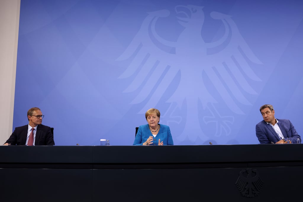 Michael Müller (SPD, l-r), Regierender Bürgermeister von Berlin und Vorsitzender der Ministerpräsidentenkonferenz, Bundeskanzlerin Angela Merkel (CDU) und Markus Söder (CSU), Ministerpräsident von Bayern, geben nach der Ministerpräsidentenkonferenz eine Pressekonferenz. Themen der Bund-Länder-Runde waren die Corona-Pandemie und die Hochwasser-Katastrophe.