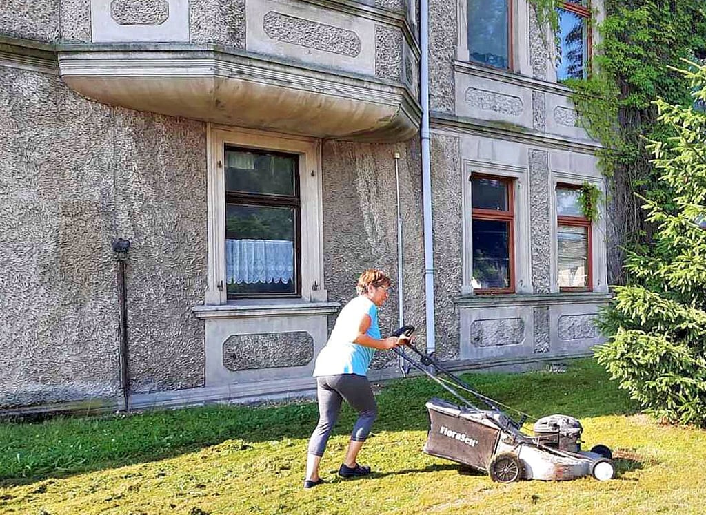 Auch in und rund um die Heimatstube wurde gearbeitet, zum Beispiel Gras gemäht. Foto: Marco Herbort