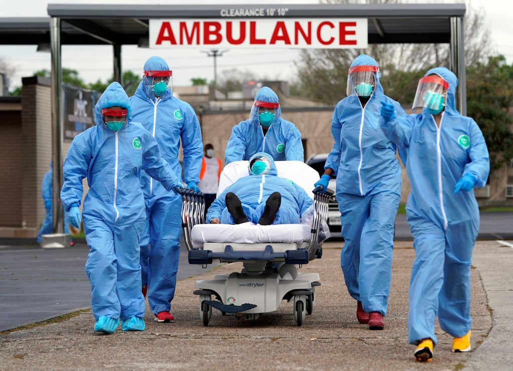 Ein Covid-Patient wird in der Anfangsphase der Pandemie 2020 in ein Krankenhaus in Houston gebracht. Angesichts der jüngsten Corona-Welle hat der US-Bundesstaat Texas alle Krankenhäuser gebeten, nicht absolut notwendige medizinische Eingriffe zu verschieben.