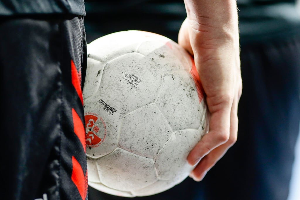 Hohe Belastung: Auch bei Profihandballern kann ein Meniskusschaden als Berufskrankheit anerkannt werden.