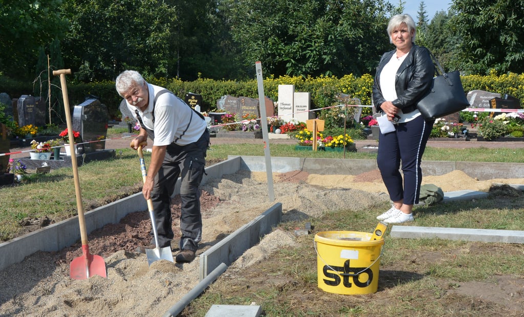 Edmund Braune legt auf dem Ostfriedhof einen neuen Weg an, daneben Liane Ziemert von der Stadtverwaltung.
