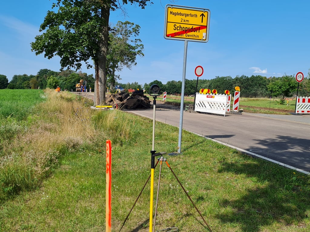Der westliche Ortsausgang Schopsdorfs in Richtung Magdeburgerforth ist aktuell eine Großbaustelle. Hier wird eine Verkehrsinsel gebaut.